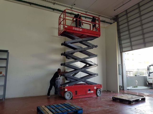 השכרת במת הרמה מול קנייה מה הכי משתלם לעסק שלכם ב-2026