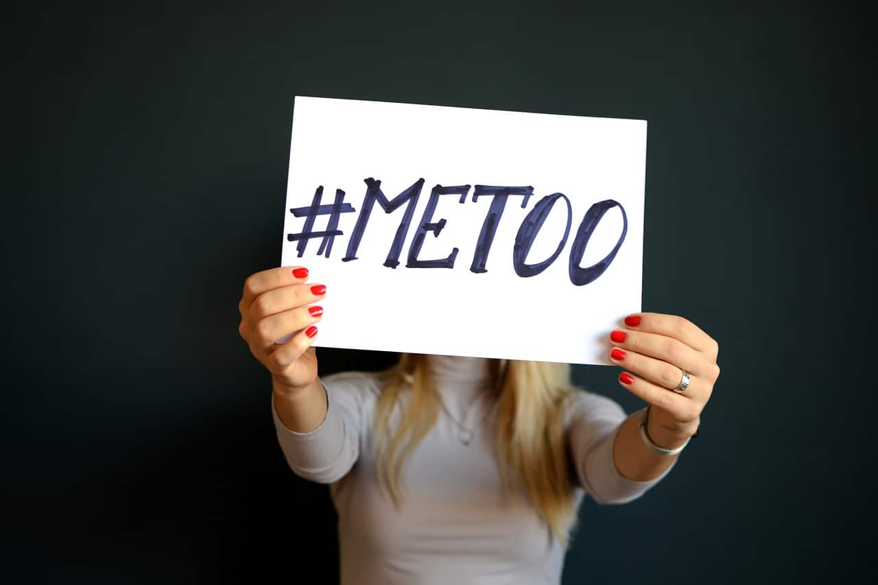 אישה מניפה שלט METOO#